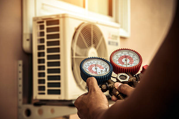 Professional Hvac technician working in Chesapeake, OH